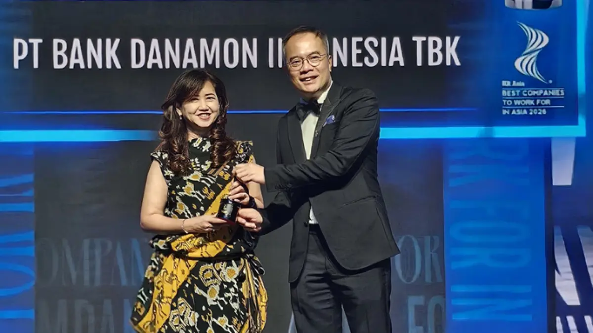 Widyarini Utami selaku Talent Acquisition, Employer Branding, Performance & Culture Head Danamon (kiri) menerima penghargaan untuk PT Bank Danamon Indonesia Tbk (Danamon) sebagai HR Asia Best Companies to Work for in Asia 2026.