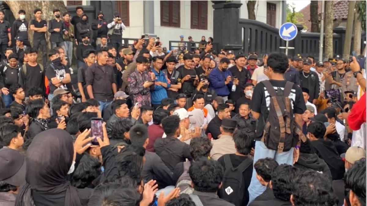 DEMO: Mahasiswa gabungan dari berbagai perguruan tinggi di Malang menggelar aksi di depan Balai Kota, Rabu (17/6). (JAWA POS)
