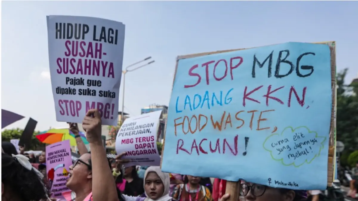 DEMO: Massa yang tergabung dalam API menggelar aksi unjuk rasa di Jakarta, Kamis (18/6). Dalam aksinya, mereka menuntut pemerintah menghentikan program MBG yang dinilai membebani APBN. (SALMAN TOYIBI/JAWA POS)