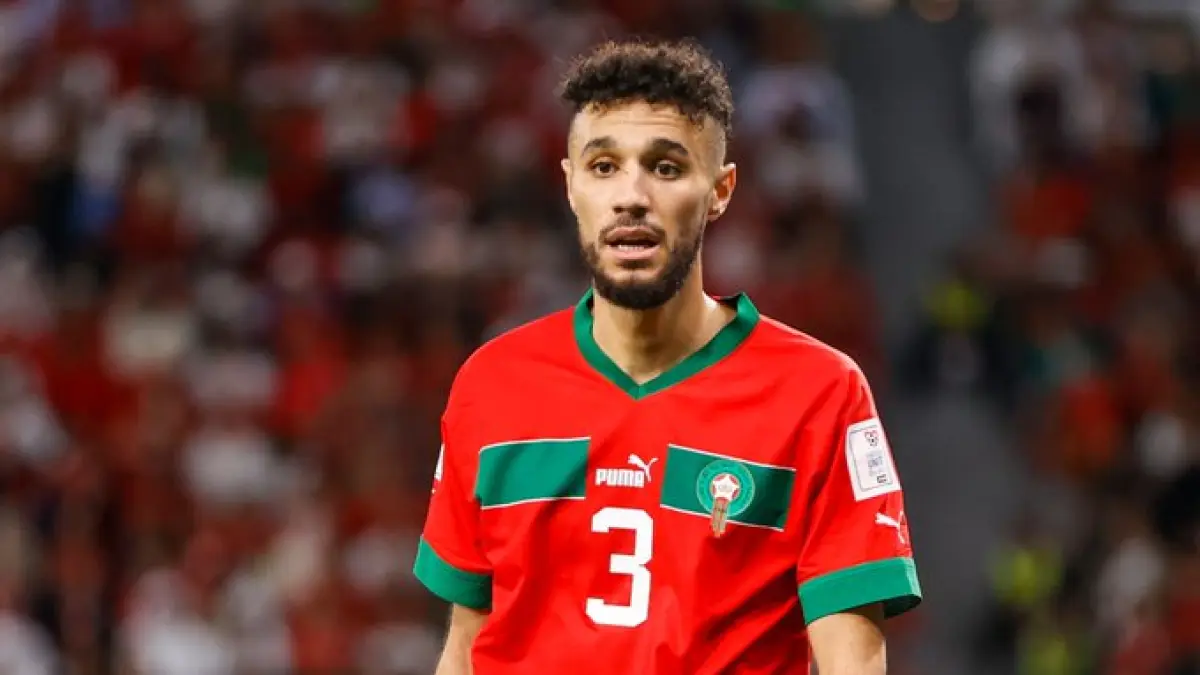 Di saat banyak pemain mengejar kontrak dan trofi, Noussair Mazraoui justru dikabarkan ingin pensiun setelah Piala Dunia 2026. Alasannya menyentuh hati: fokus menghafal Alquran dan menjadi imam masjid.