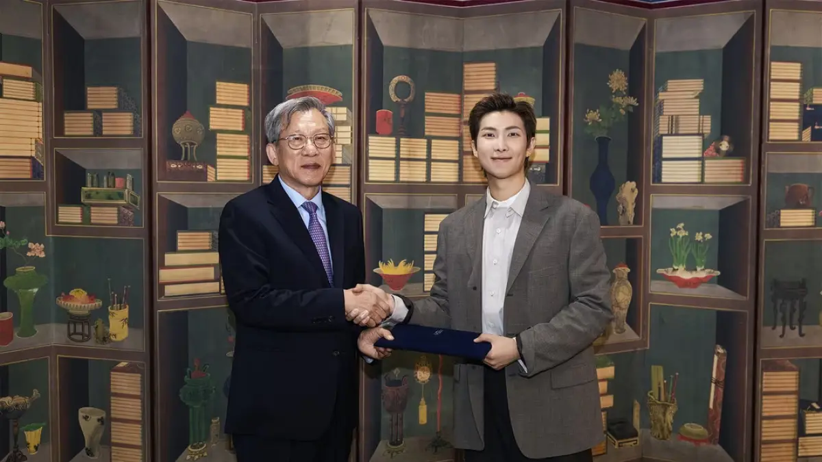 Direktur Yoo Hong Joon (kiri) dan RM  BTS (Museum Nasional Korea)