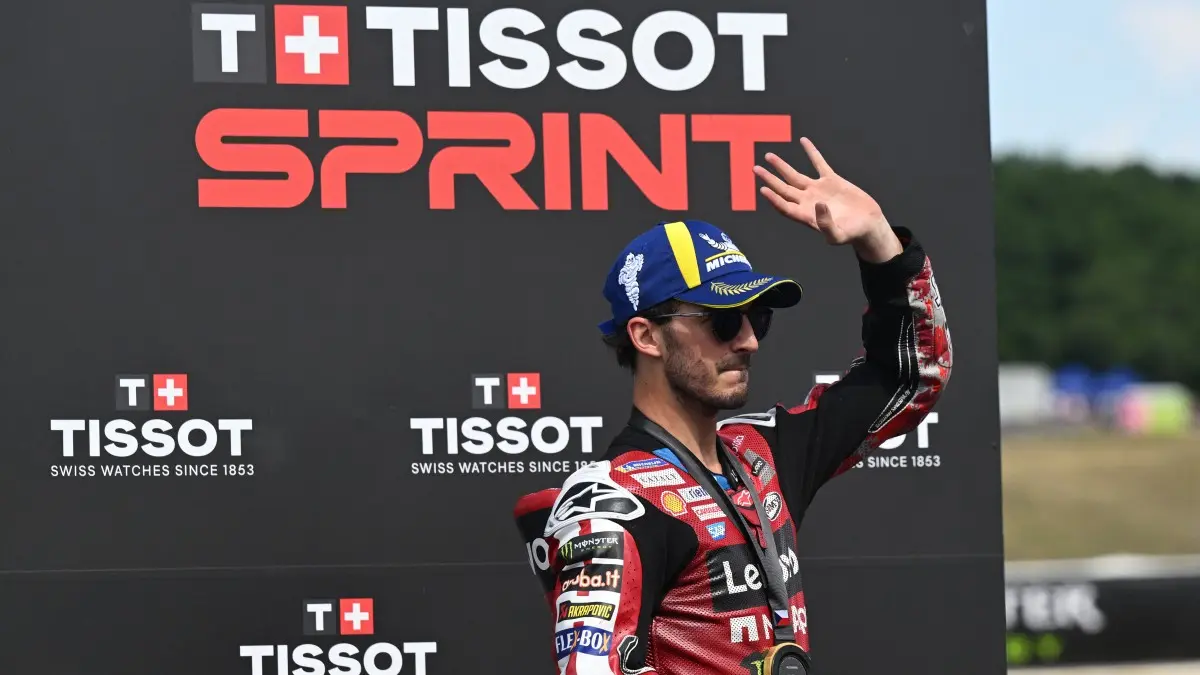 Francesco Bagnaia menangi Sprint MotoGP Ceko 2026 di Brno. Marco Bezzecchi terjatuh dan kehilangan poin, sementara Marc Marquez finis ketiga. (Photo AFP)