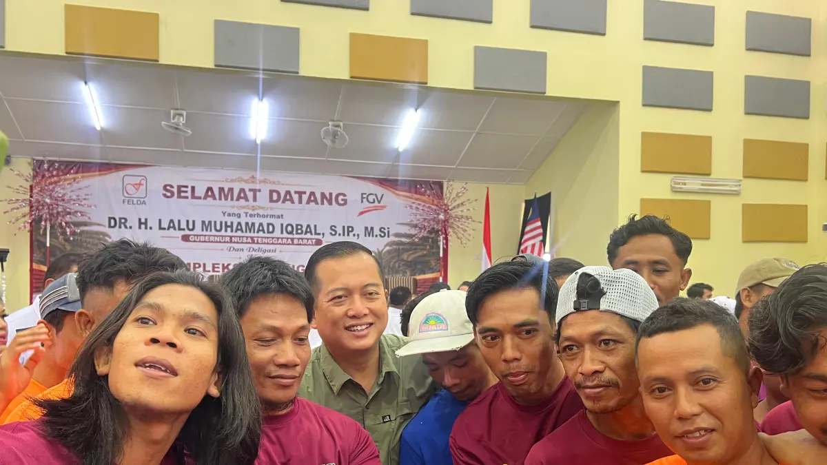 Gubernur NTB Lalu Muhamad Iqbal berfoto dengan sejumlah PMI asal Bumi Gora, saat berkunjung ke Malaysia, belum lama ini. (IST/LOMBOK POST).
