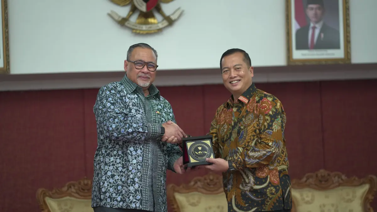 Gubernur NTB Lalu Muhamad Iqbal (kanan) berfoto dengan Dubes Indonesia untuk Malaysia H.E. Raden Dato