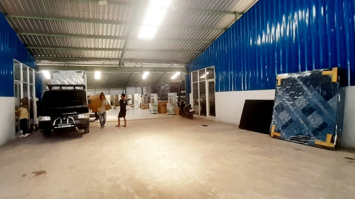JADI GUDANG MEBEL: Gedung Koperasi Desa Merah Putih Desa Kekeri yang dulu sempat diresmikan menjadi pilot project oleh pemerintah pusat kini menjadi gudang mebel. (Toni/Lombok Post)