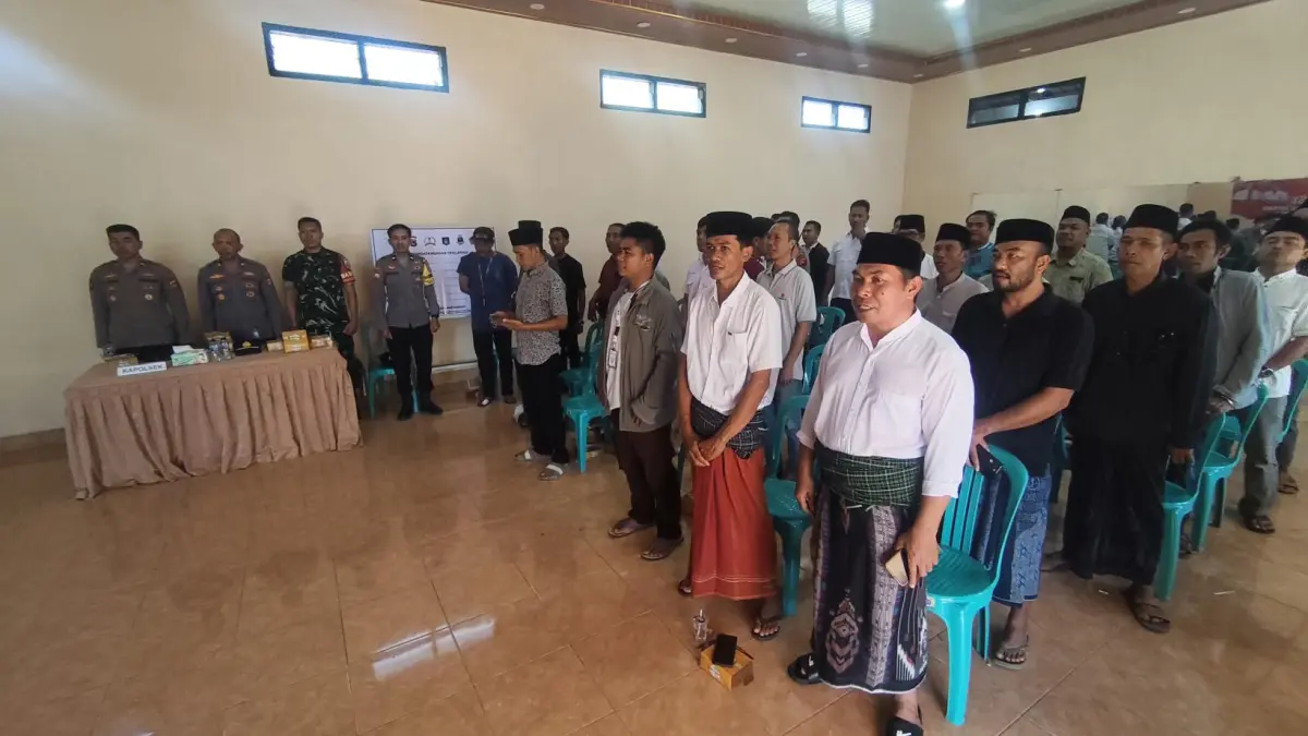 Jajaran Polres Loteng beserta warga Desa Sengkol membaca ikrar Deklarasi Anti Narkoba di kantor desa setempat, Sabtu (20/6). (Dewi/Lombok Post) 