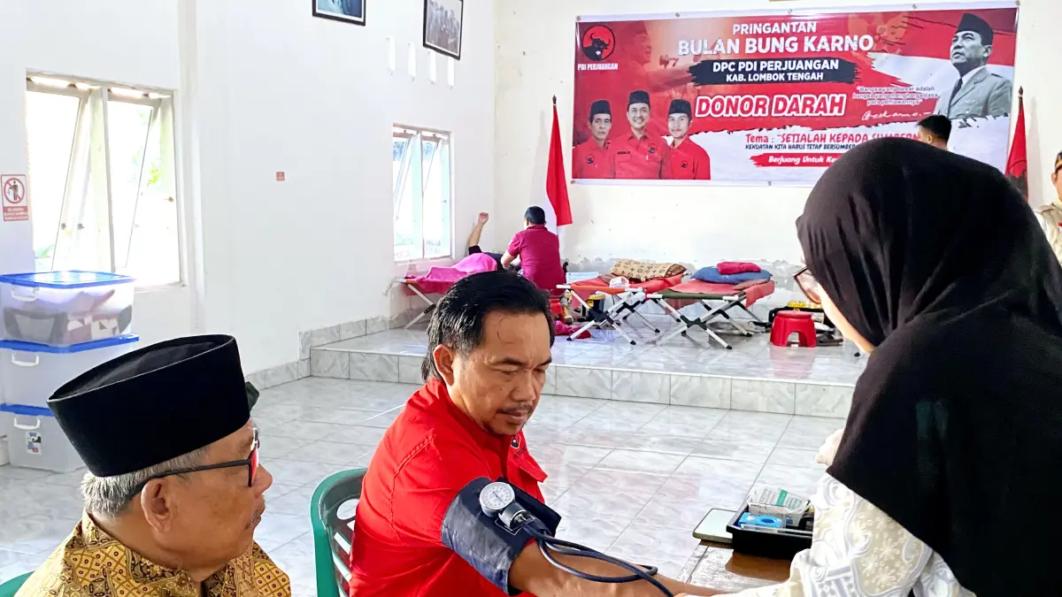 Ketua DPC PDIP Loteng Suhaimi (tengah) mengikuti cek kesehatan gratis yang digelar DPC PDIP Loteng dalam rangka memperingati Bulan Bung Karno, Sabtu (20/6).&nbsp;