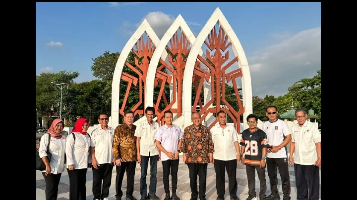 Ketua Umum KONI Pusat Marciano Norman didampingi Ketua KONI NTB Mori Hanafi dan Dikpora NTB saat meninjau Teras Udayana sebagai salah satu venue PON 2028.