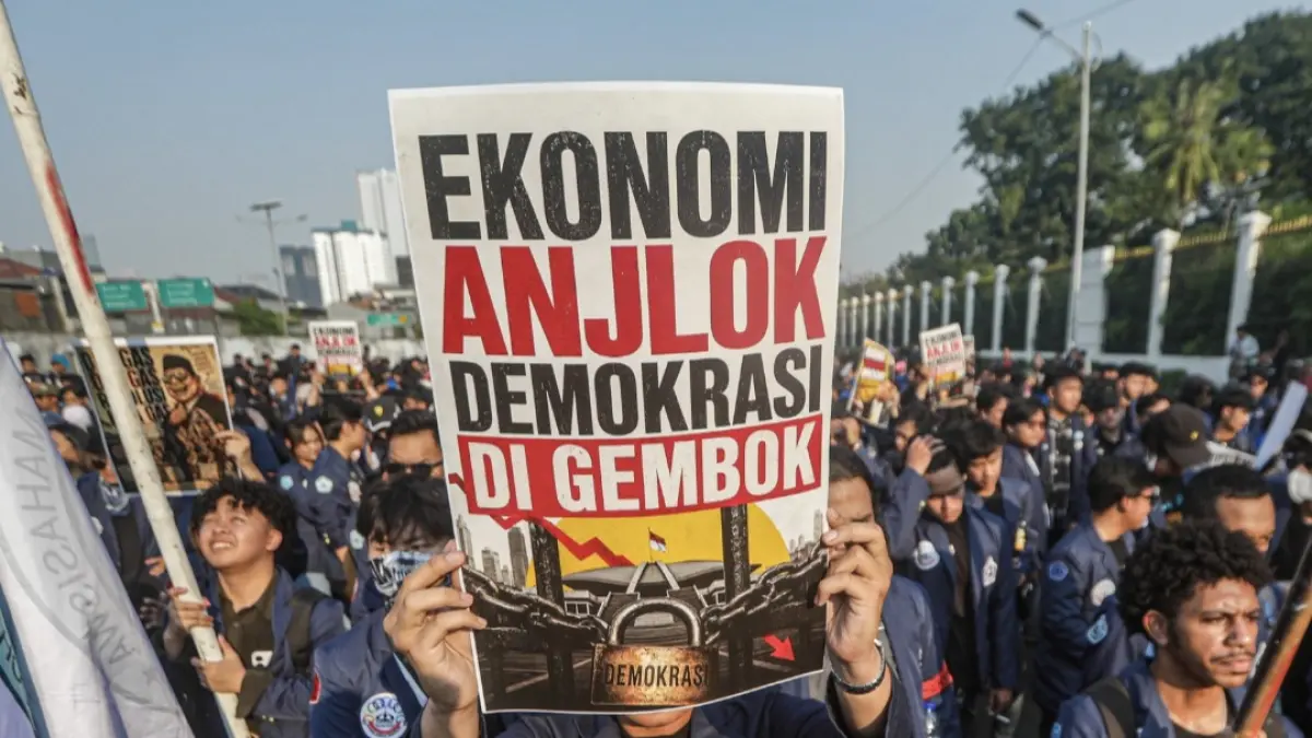 Mahasiswa menggelar aksi di depan Gedung DPR RI, Senayan, Jakarta, Jumat (19/6). Aksi demonstrasi dengan mengusung kembali seruan Tritura (Tiga Tuntutan Rakyat) yang berfokus pada pemulihan ekonomi dan politik nasional.&nbsp;