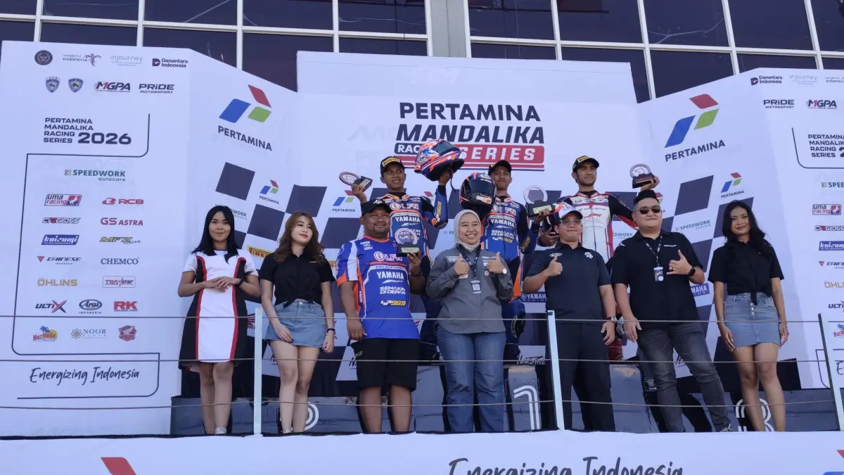 ​Manager Corporate Brand PT Pertamina (Persero), Alih Istik Wahyuni (jilbab) berfoto bersama juara kelas National Sport 150 cc Mandalika Racing Series (MRS) Round 2 di Sirkuit Internasional Mandalika, Sabtu (20/6).  (Dewi/Lombok Post) 