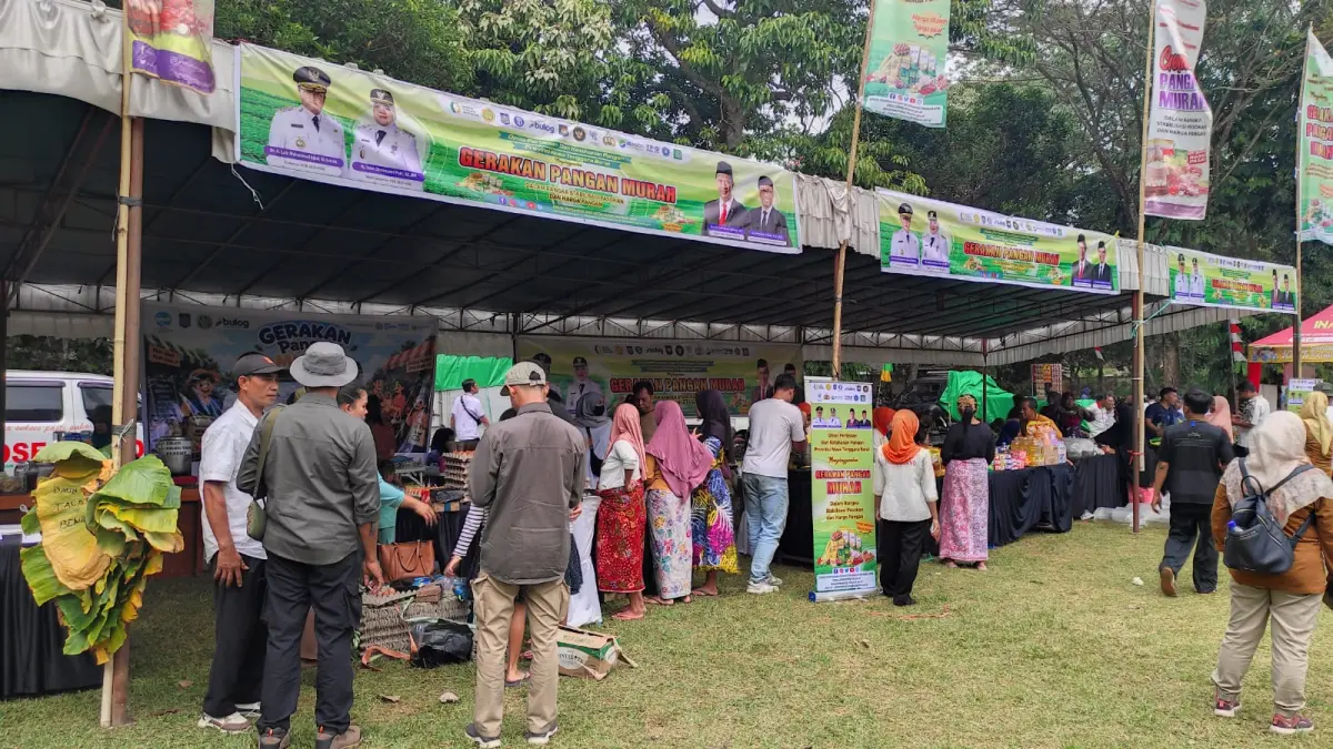 PANGAN MURAH: Warga Dusun Kumbi, Desa Pakuan, Kecamatan Narmada, Lombok Barat, memadati lokasi Gerakan Pangan Murah (GPM), Sabtu (20/6). (YONGKI/LOMBOK POST)