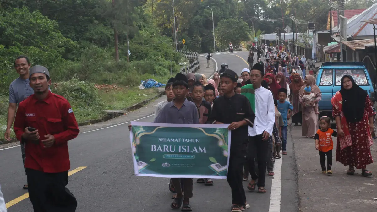 PANITIA UNTUK LOMBOK POST
PAWAI MUHARRAM: Ratusan Masyarakat Desa Sajang saat mengikuti pawai taaruf peringatan tahun Baru IsIam 1448 Hijriah. 

