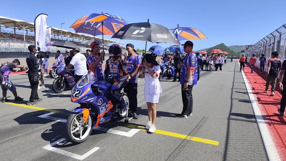 Para pembalap bersiap di atas kuda besi masing-masing sebelum balapan di ajang Mandalika Racing Series Race 1 Round 2 di Sirkuit Internasional Mandalika, Sabtu (20/6). (Dewi/Lombok Post) 