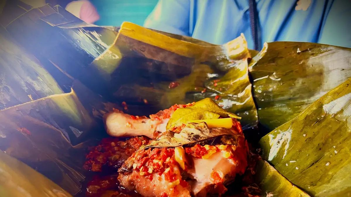 PEDAS GURIH: Penampakan menu ayam songkem yang ada di kedai Tjitarasa yang berlokasi di pinggir jalan Lingkungan Batu Ringgit, Kelurahan Tanjung Karang, Kecamatan Sekarbela. (FERIAL/LOMBOK POST)