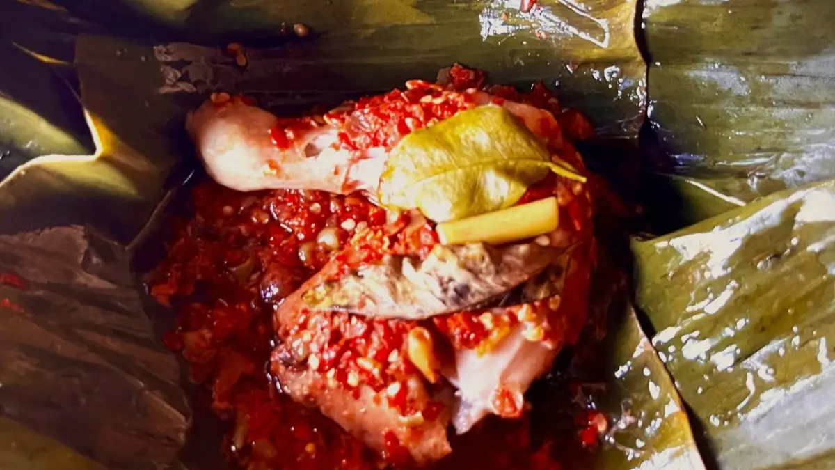 PEDAS GURIH: Penampakan menu ayam songkem yang ada di kedai Tjitarasa yang berlokasi di pinggir jalan Lingkungan Batu Ringgit, Kelurahan Tanjung Karang, Kecamatan Sekarbela. (FERIAL/LOMBOK POST)