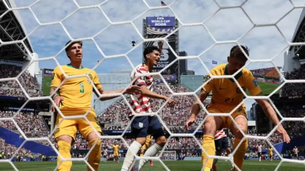 Pemain Amerika Serikat (tengah) mencetak gol ke gawang Australia. (FIFA)