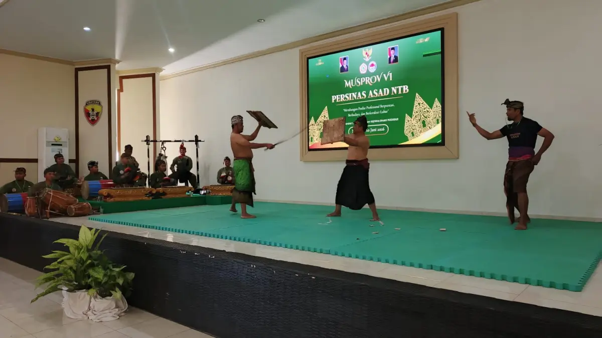 Penampilan peresean di Musprov VI Persinas ASAD NTB yang digelar di Aula Jenderal Soedirman Korem 162/Wira Bhakti, di Mataram, Sabtu (20/6).
