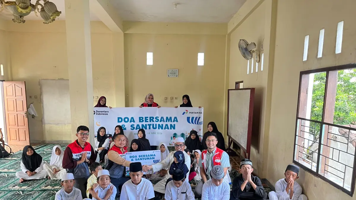 Perwakilan Pertamina Patra Niaga AFT Bandara Internasional Lombok dan IT Ampenan menyerahkan santunan kepada anak yatim dan dhuafa dalam program "Pertamina Berkah – Melayani Sepenuh Hati" di Lombok, Jumat (19/6/2026).