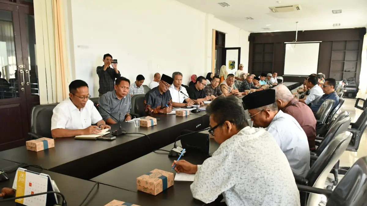 PILKADES SERENTAK: Forum Komunikasi Kepala Desa (FKKD) Lombok Timur, saat melakukan hearing di Kantor DPRD Lotim bersama Sekda Lotim terkait jadwal Pemilihan Kepala Desa Serentak. 