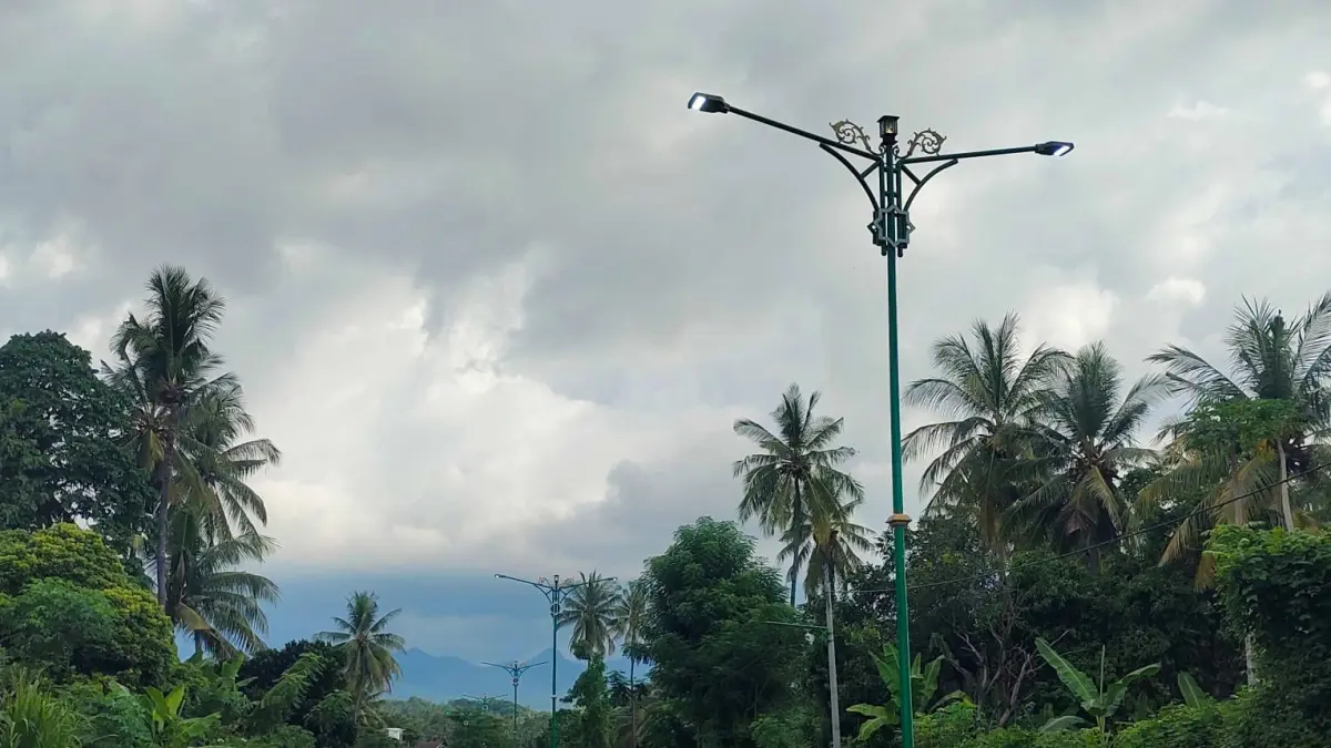 PRO KONTRA: Deretan lampu penerang jalan di Lombok Utara. Pemda KLU berencana menerapkan KPBU dalam proyek PJU.
