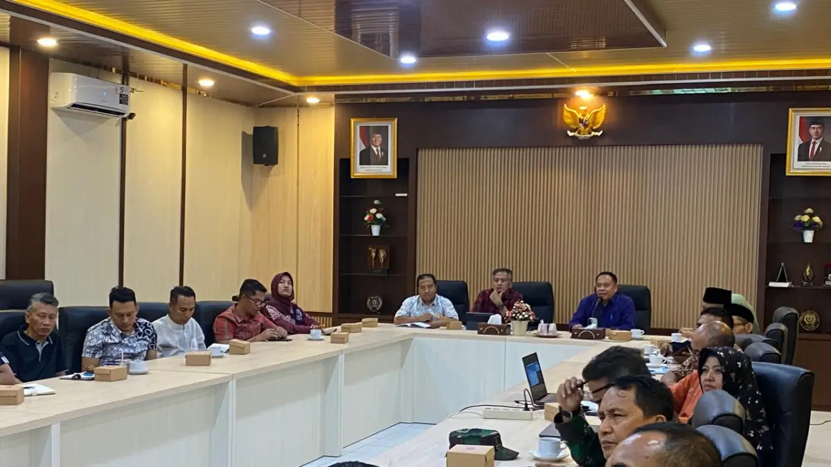 RAPAT KOORDINASI: Dinas PMD Lobar menggelar rapat koordinasi persiapan pelaksaan Pilkades serentak di 77 desa, Jumat (19/6). (Toni/Lombok Post)