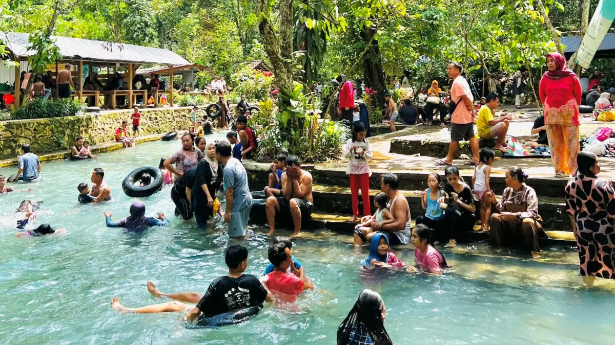 SEGAR ALAMI: Ratusan masyarakat lokal menikmati kesegaran pemandian alami Bunut Ngengkan di Lombok Barat. (Dewi/Lombok Post) 