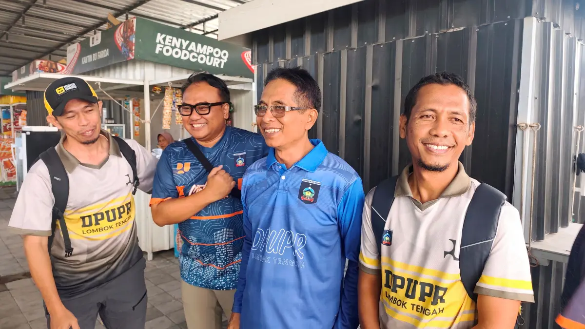 SEGERA DIKERJAKAN: Kepala Dinas PUPR Loteng Lalu Rahadian (dua kanan) beserta jajaran saat ditemui wartawan, Jumat (19/6). (Dewi/Lombok Post) 