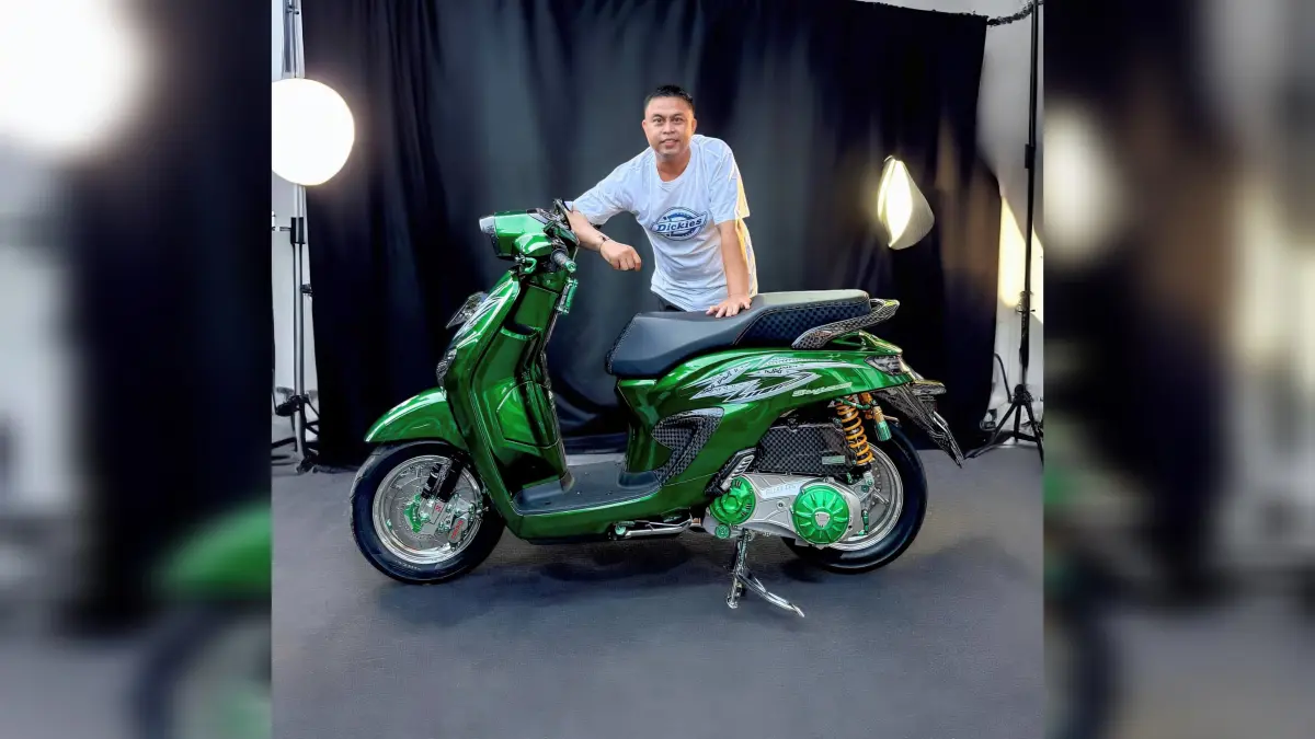 TAMPIL MAKSIMAL: I Made Arthadana berfoto dengan motor Honda Stylo yang telah dimodifikasi dan menjadi kebanggaannya. (DOK.PRIBADI)