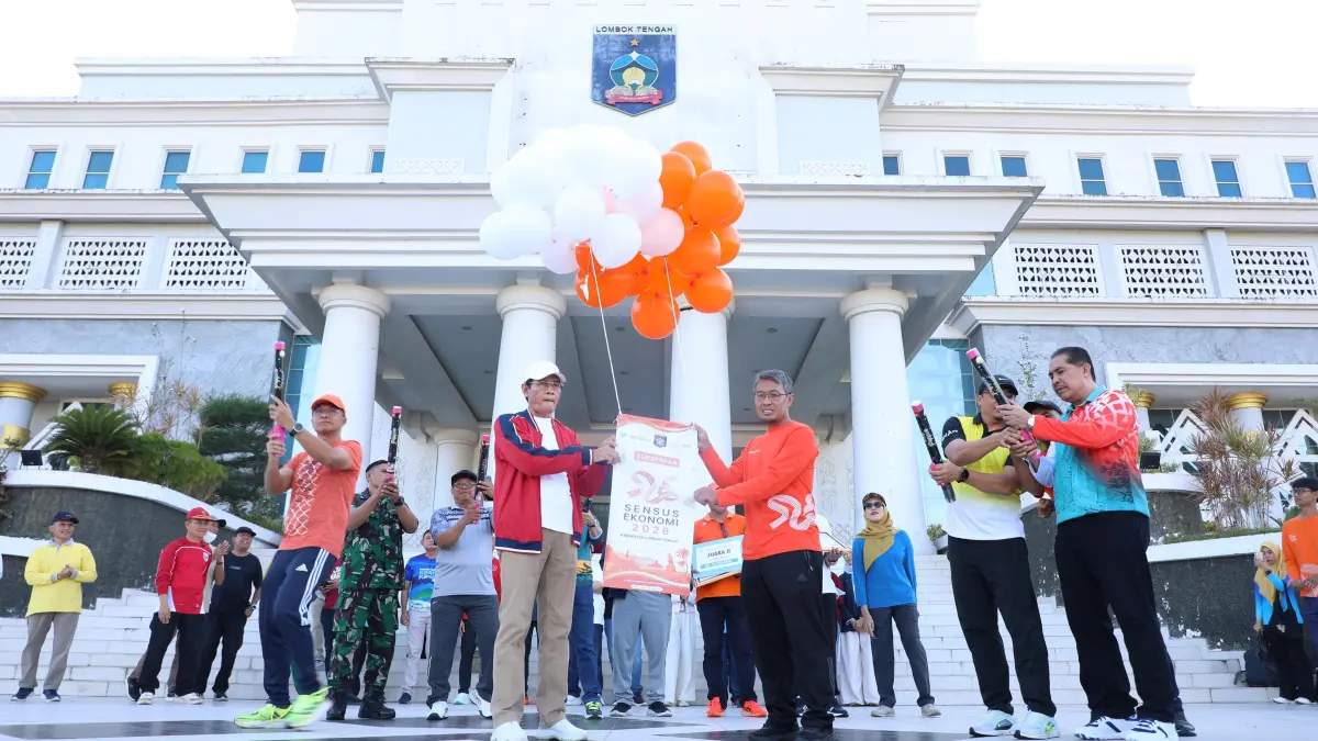 TEPAT SASARAN: Wakil Bupati Loteng M Nursiah (kiri) dan Kepala BPS Loteng M Jupri Sardi bersama-sama melepas rangkaian balon pencanangan Sensus Ekonomi 2026 di halaman kantor bupati, Jumat (19/6). (Dewi/Lombok Post) 