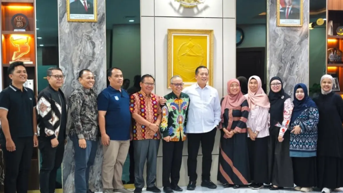 VALIDASI: Gubernur NTB Lalu Muhamad Iqbal (enam dari kanan) didampingi Sekda NTB dan sejumlah kepala OPD saat mengikuti validasi hasil pengukuran IPKD yang digelar BSKDN Kemendagri di Ruang Kerja Gubernur NTB, Jumat (19/6). (DISKOMINFOTIK NTB/LOMBOK POST)