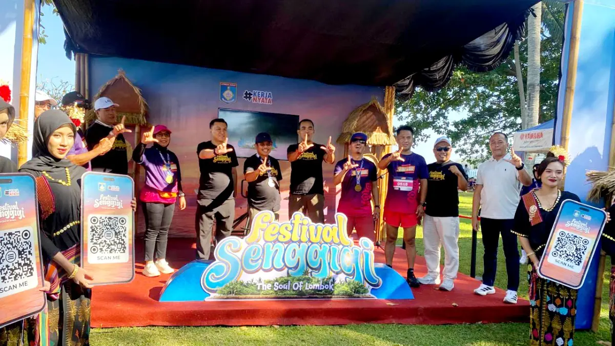 SINERGI KEBANGKITAN SENGGIGI: Bupati Lombok Barat Lalu Ahmad Zaini bersama Kapolres Lobar AKBP Yasmara Harahap, Dandim 1606/Mataram Letkol Infanteri Nyarman dan Kadisparekrafpora Agus Gunawan saat peluncuran Festival Senggigi di Lombok Barat di Hotel Merumatta, Minggu (21/6). (Toni/Lombok Post)