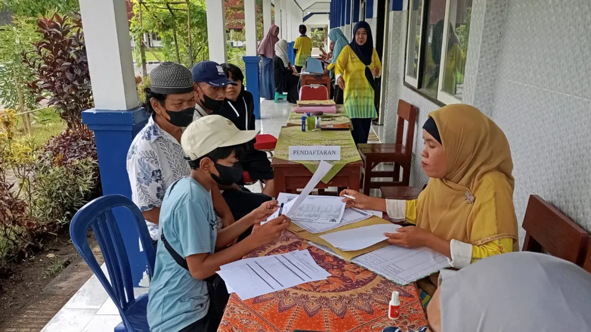 DAFTAR SEKOLAH: Seorang wali murid mendampingi anaknya mendaftar di SMPN 23 Mataram, tahun lalu.