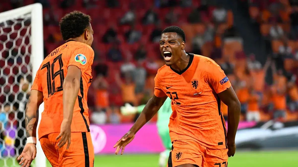Denzel Dumfries tampil menggila! Pemain anyar Real Madrid ini sukses kemas dua assist dan bawa Timnas Belanda bantai Swedia 5-1.