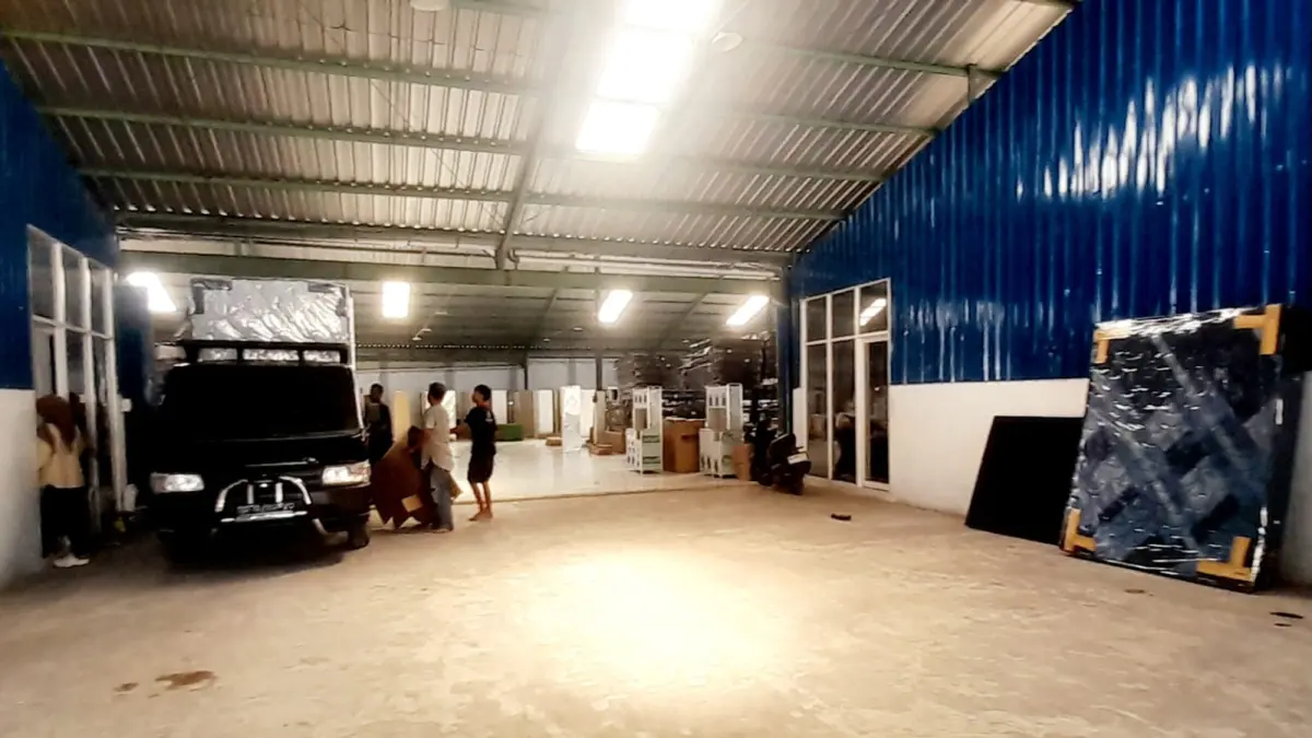 EKS GEDUNG KDKMP: Gedung Sementata KDKMP Desa Kekeri kini berubah jadi gudang mebel. (Toni/Lombok Post)