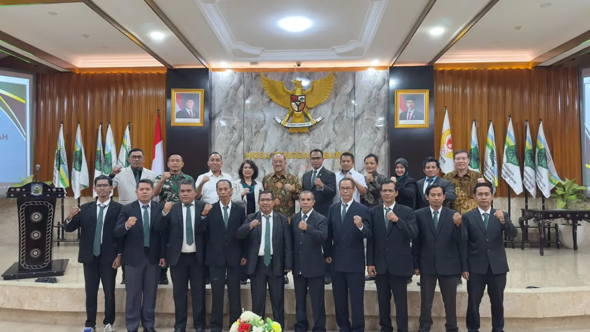 Jajaran Pengprov Pordasi Berkuda Memanah NTB usai pelantian bersama Ketua FN Pordasi Berkuda Memanah Triwatty Marciano. (PUJO/LOMBOK POST)
