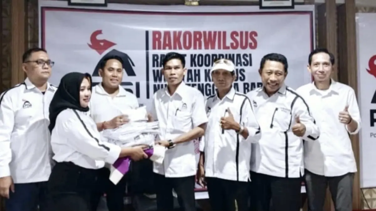 Ketua DPW PSI NTB Lalu Budi Suryata (dua dari kanan) memimpin Rakorwilsus di Hotel Bidari, Mataram, Minggu lalu (14/6) dengan agenda utama mempercepat pembentukan DPRt setiap desa dan kelurahan.