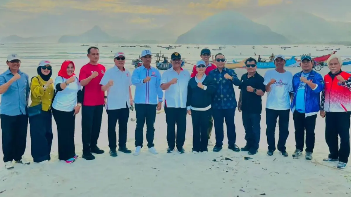 Ketua KONI Pusat Letjen TNI (Purn) Marciano Norman didampingi Ketua KONI NTB Mori Hanafi dan Ketua KONI Loteng Lalu Firman Wijaya meninjau Pantai Selong Belanak yang disiapkan menjadi salah satu venue PON 2028. (PUJO/LOMBOK POST)