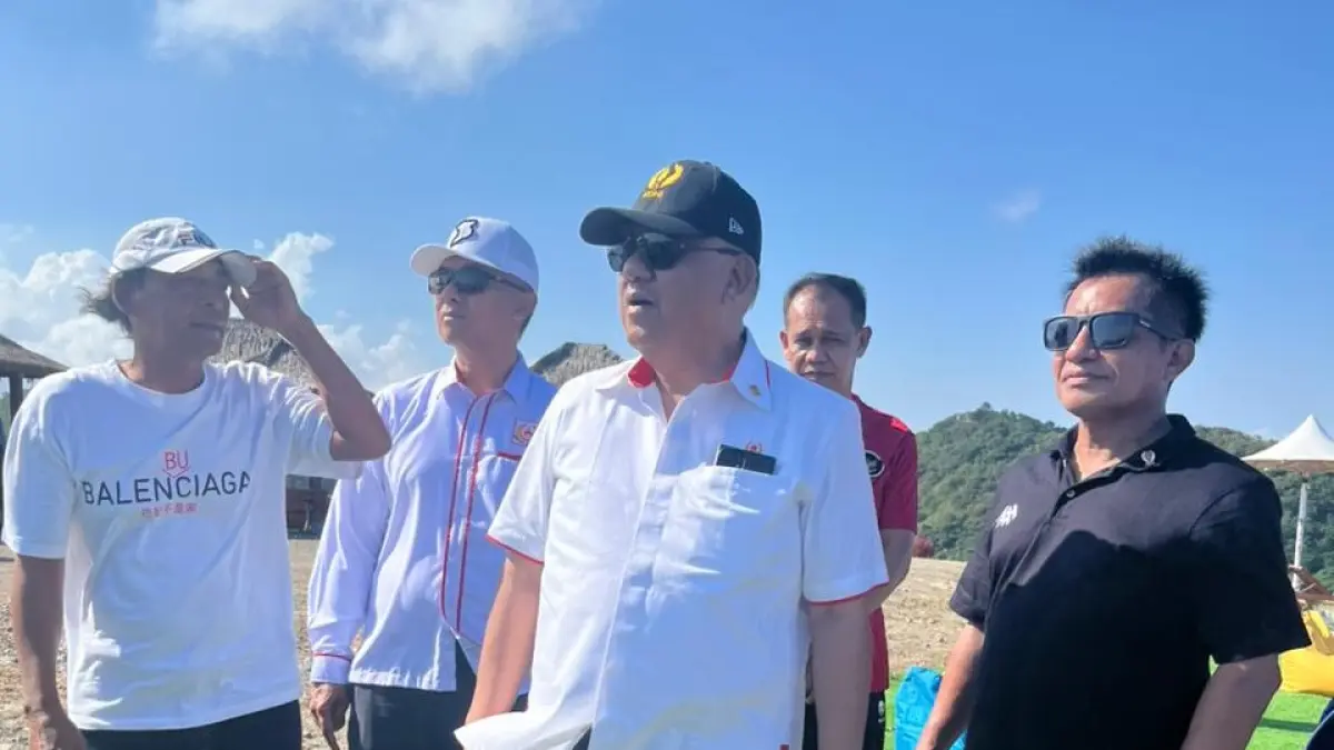 Ketua KONI Pusat Letjen TNI (Purn) Marciano Norman meninjau venue aerosport untuk PON 2028 di Sky Lancing, Lombok Tengah. (PUJO/LOMBOK POST)