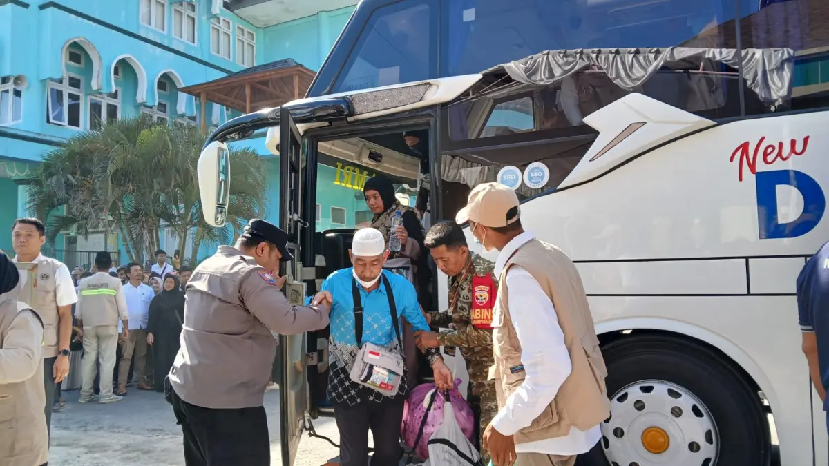 Para petugas sigap menyambut para jamaah haji setibanya di Asrama Haji Embarkasi Lombok, beberapa waktu lalu. (DOK.KANWIL KEMENHAJ NTB).