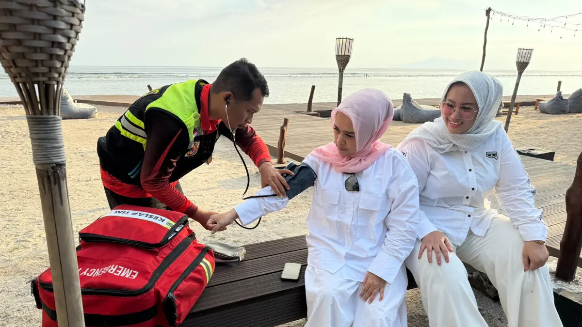Tim keslap Biddokkes Polda NTB memberikan layanan pemeriksaan kesehatan kepada pengunjung di Gili Trawangan.