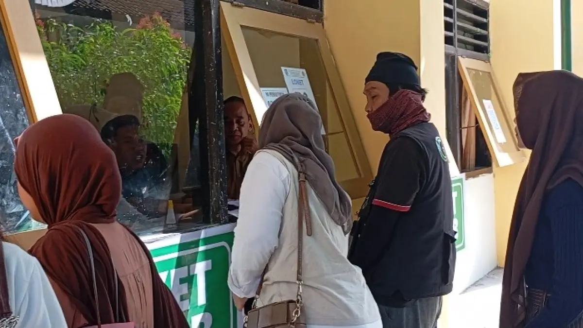 VERIFIKASI BERKAS: Panitia SPMB SMAN 3 Mataram saat memverifikasi berkas pendaftar di sekolah setempat, belum lama ini.