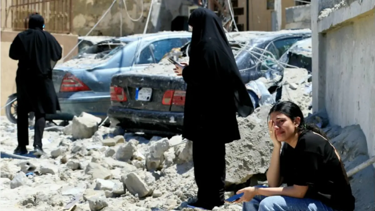 BERDAMPAK LUAS: Seorang wanita Lebanon menangis sambil duduk di reruntuhan di lokasi serangan udara Israel di Desa Qennarit, Lebanon selatan, Sabtu (20/6). Serangan Israel ini mengancam implementasi kesepakatan damai antara Amerika Serikat dan Iran. Selain itu, tindakan Israel juga bisa memicu melonjaknya harga minyak dunia. Sebab, Iran kembali menutup Selat Hormuz yang menjadi jalur distribusi kapal kapal tanker dunia. (AFP Photo)
