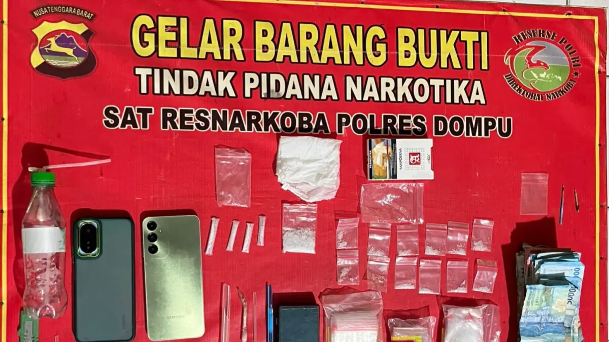 Anggota Satresnarkoba Polres Dompu mengamankan barang bukti sabu dan lainnya saat penangkapan I dan A, Minggu (21/6).