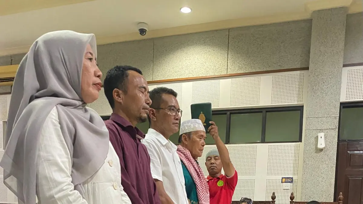 BERI KESAKSIAN: Pengacara Ali BD, Basri Mulyani (tiga kiri) saat disumpah sebelum memberikan kesaksian dalam persidangan perkara korupsi pengadaan lahan MXGP Samota, Sumbawa, di Pengadilan Tipikor Mataram, Jumat (18/6). (IST LOMBOK POST)