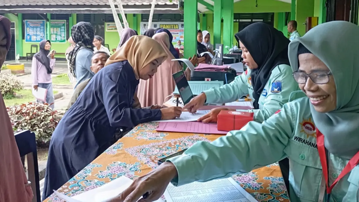 DAFTAR: Sejumlah orang tua mendampingi anaknya daftar ulang pada SPMB di salah satu SMP negeri Kota Mataram, tahun lalu.