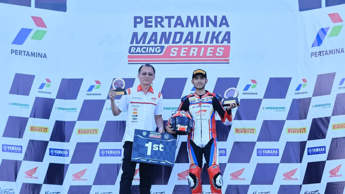 Pembalap Astra Motor Racing Team, Andi Gilang (kanan) berhasil sumbang 4 podium di Mandalika Racing Series Ronda 2 diantaranya double winner pada kelas Kejurnas Sport 250cc baik di race 1 maupun di race 2 dan  podium ke tiga dari kelas Kejurnas Sport 150cc pada race 1 dan race 2 (21/06/2026).