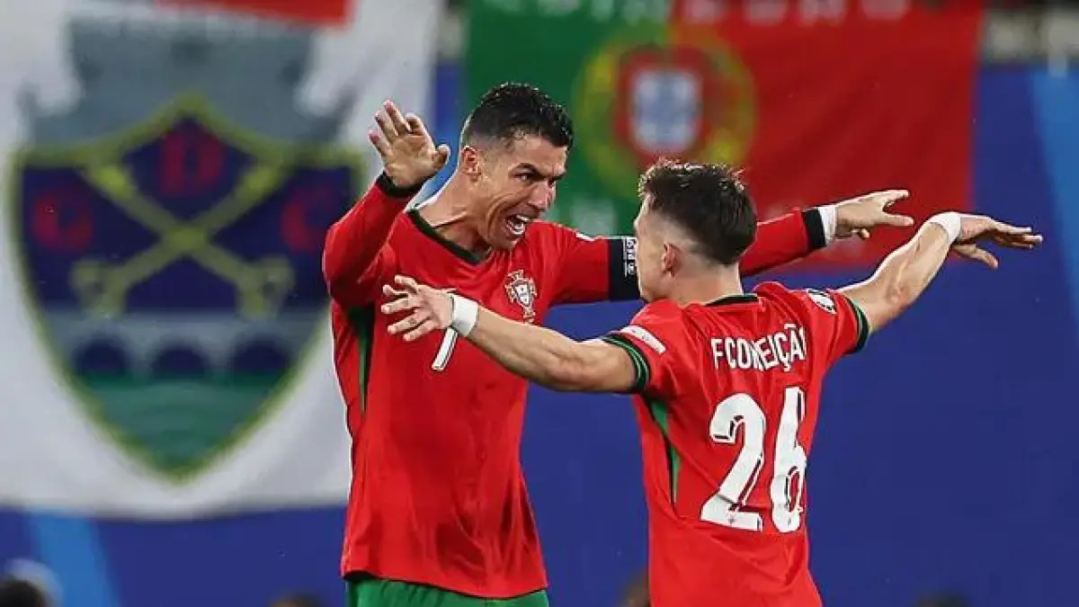 Francisco Conceicao (kanan) bersama Cristiano Ronaldo (Adrian Dennis/AFP).