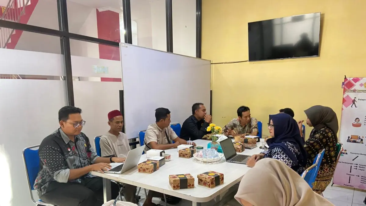 Tim Analisis dan Evaluasi Kebijakan (AIEK) Kanwil Kementerian Hukum NTB melakukan Focus Group Discussion (FGD) dan pengumpulan data terkait implementasi Permenkumham Nomor 4 Tahun 2021 tentang Standar Layanan Bantuan Hukum bersama BKBH FHISIP Universitas Mataram, paralegal, advokat, dan penerima bantuan hukum di Laboratorium Hukum FHISIP Unram.