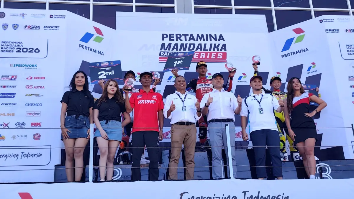 Gian Muhammad Gibran (podium tengah) berfoto bersama para pemenang lainnya dan Direktur Utama MGPA Ananda Mikola beserta jajaran di Sirkuit Internasional Mandalika, Loteng, Minggu (21/6). (Dewi/Lombok Post) 