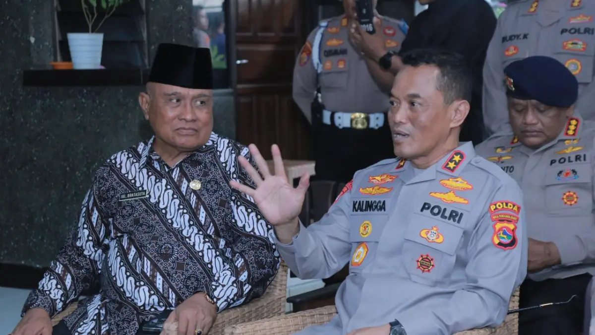 Kapolda NTB Irjen Pol Kalingga Rendra Raharja saat angjangsana ke kediaman salah satu purnawirawan Polri di Kota Mataram.